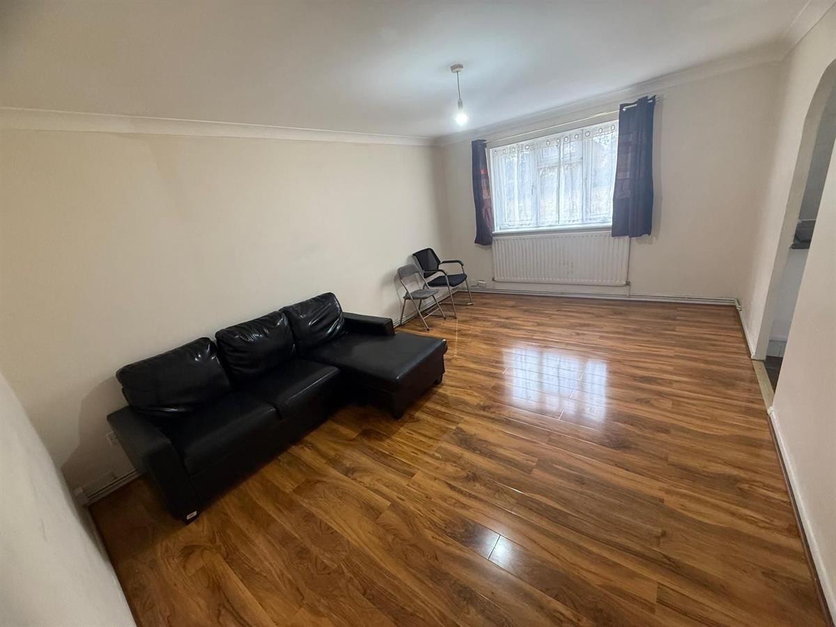 Flat Evergreen Way in Greater London
