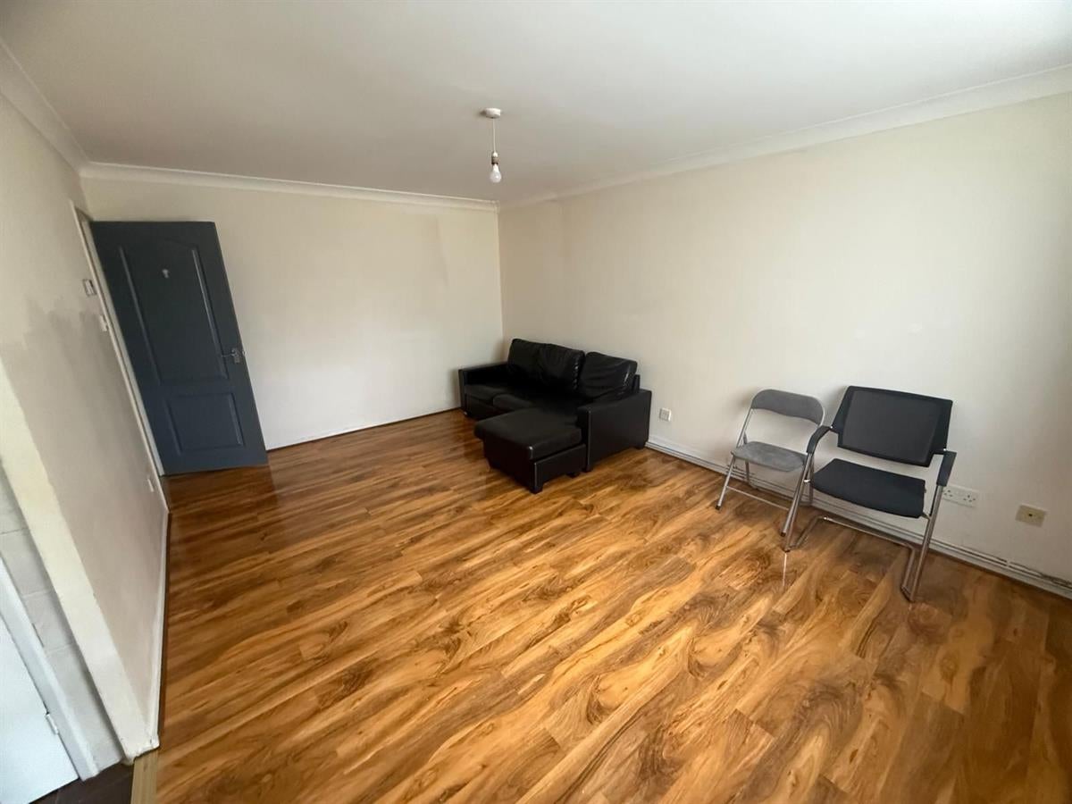 Flat Evergreen Way in Greater London