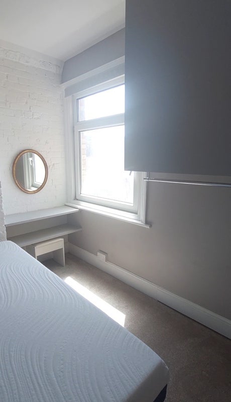 Room Poole Road in Poole