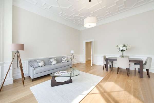 Flat Pont Street in Greater London