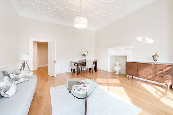 Flat Pont Street in Greater London