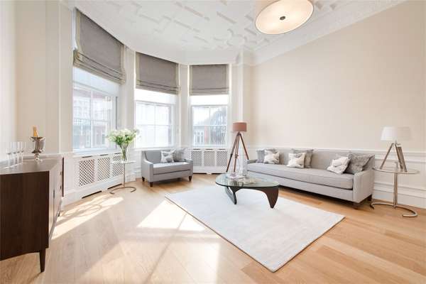 Flat Pont Street in Greater London