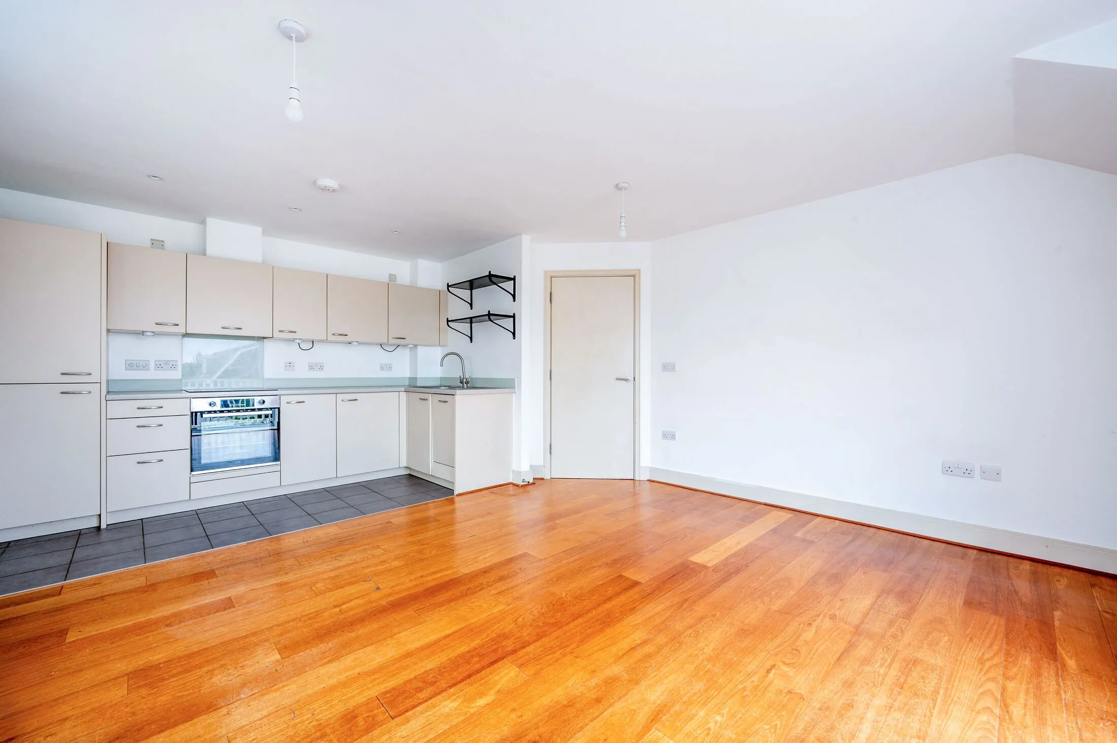 Flat Beaumont Drive in Greater London