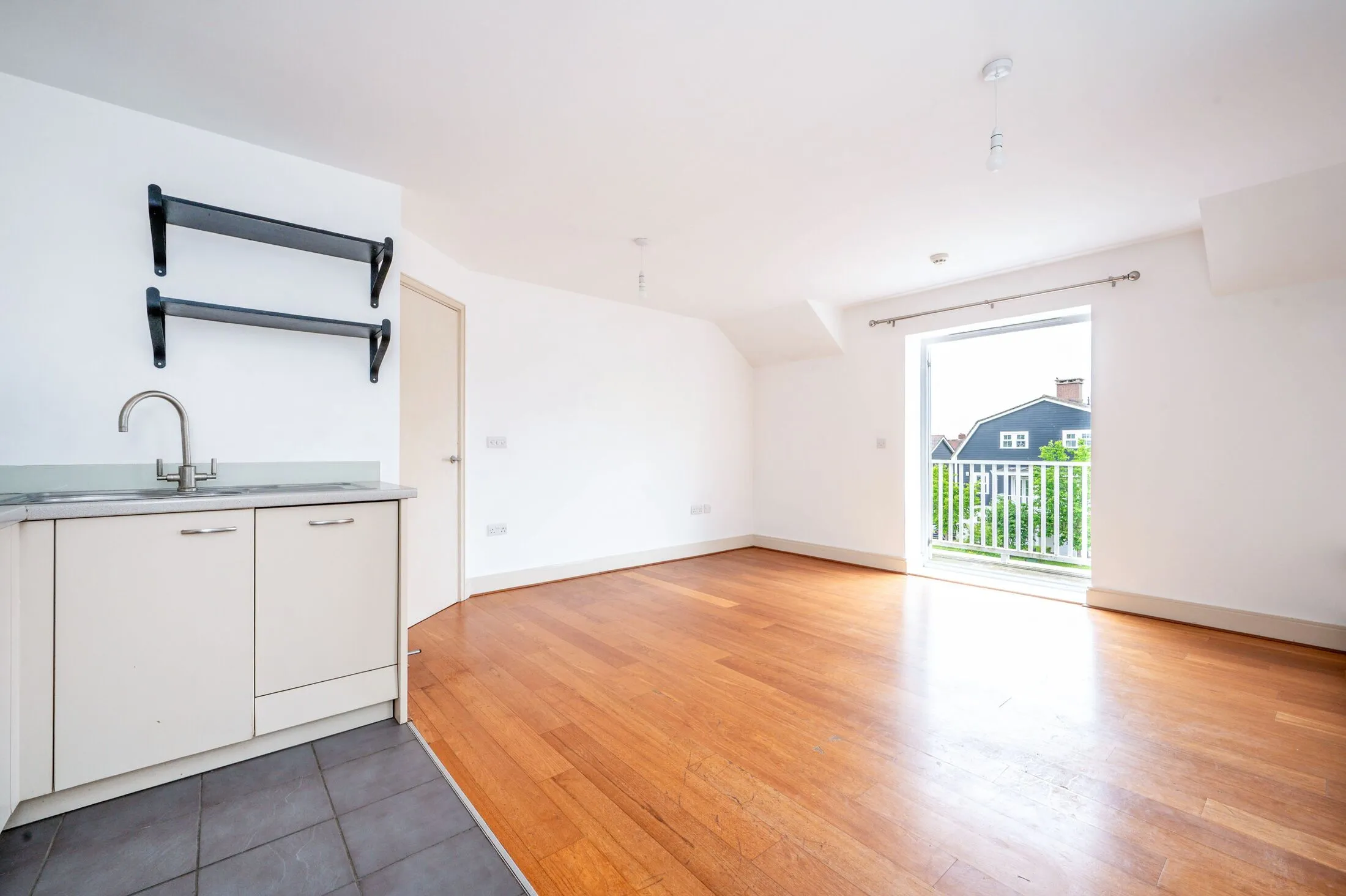 Flat Beaumont Drive in Greater London