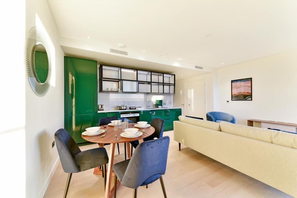 Flat South Quay Walk in Greater London