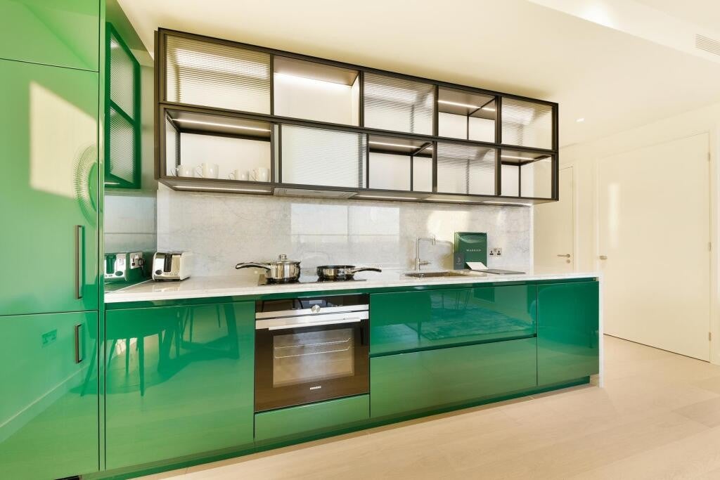 Flat South Quay Walk in Greater London