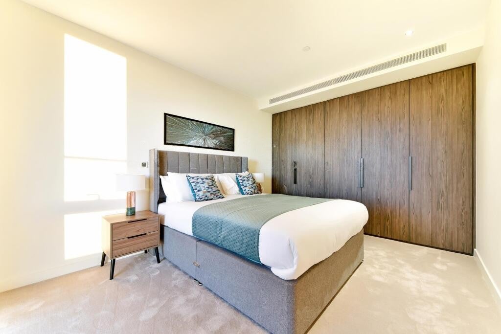 Flat South Quay Walk in Greater London