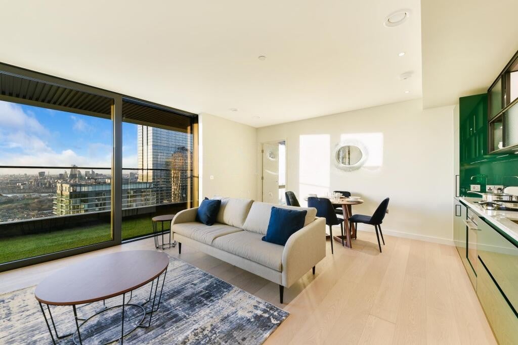 Flat South Quay Walk in Greater London