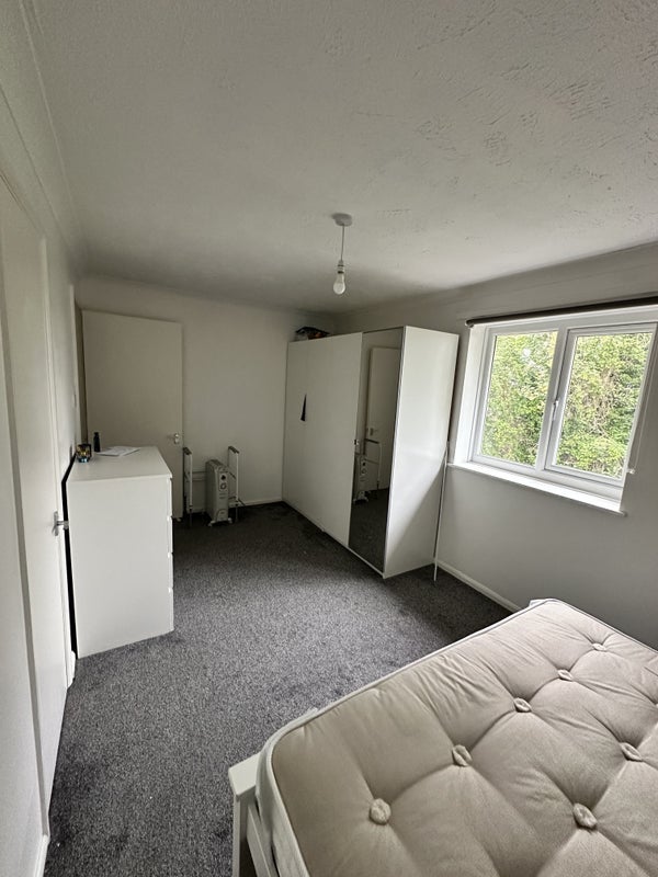 Room Leith Close in Slough