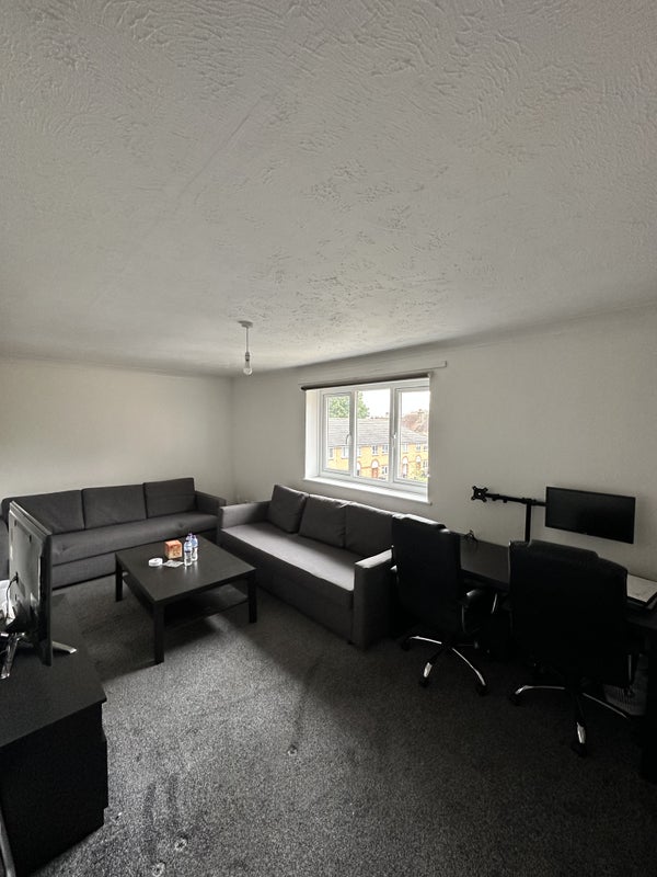 Room Leith Close in Slough