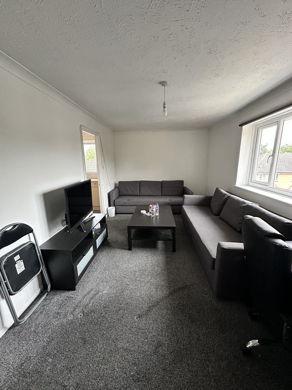 Room Leith Close in Slough