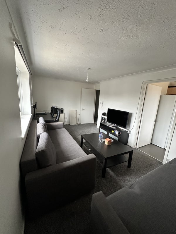 Room Leith Close in Slough