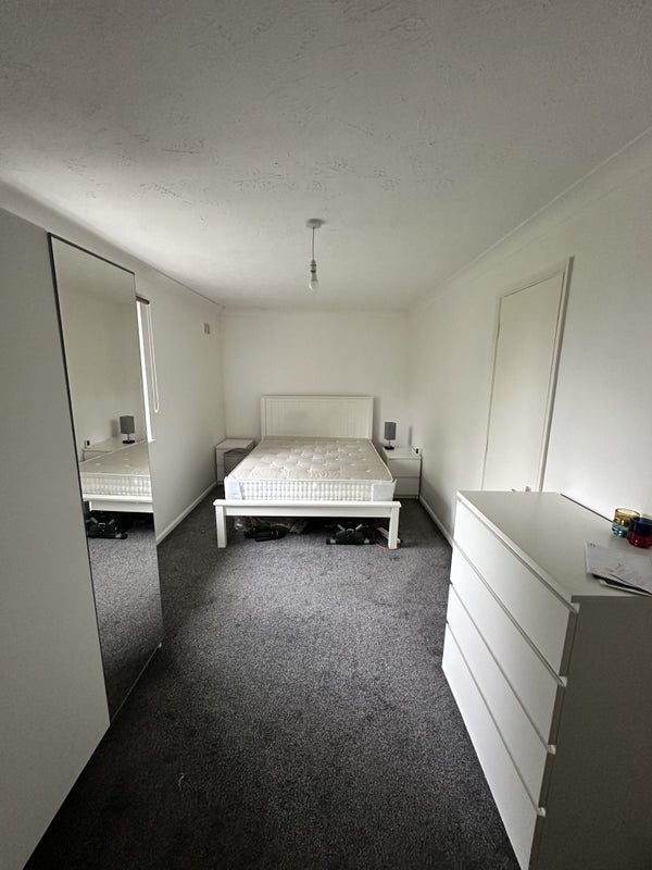 Room Leith Close in Slough