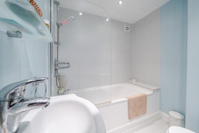 Room Tunstall Road in Greater London