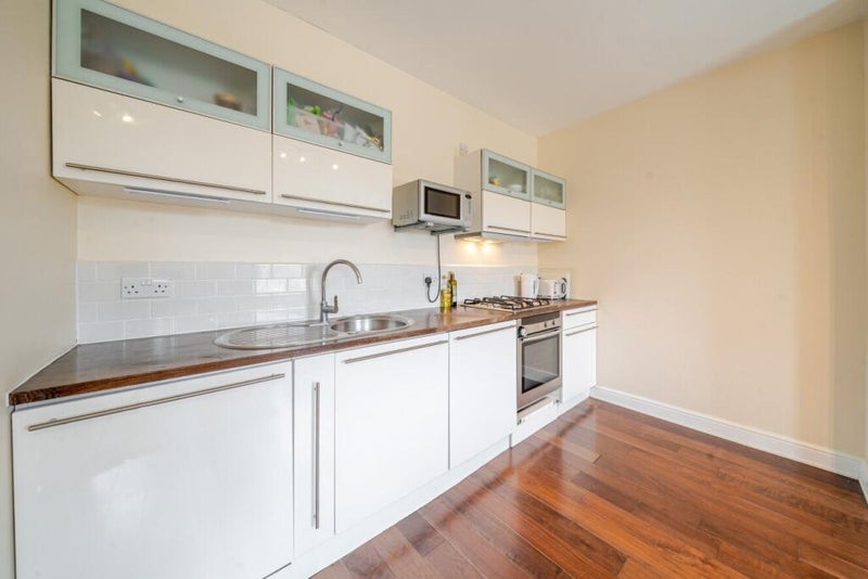 Room Tunstall Road in Greater London