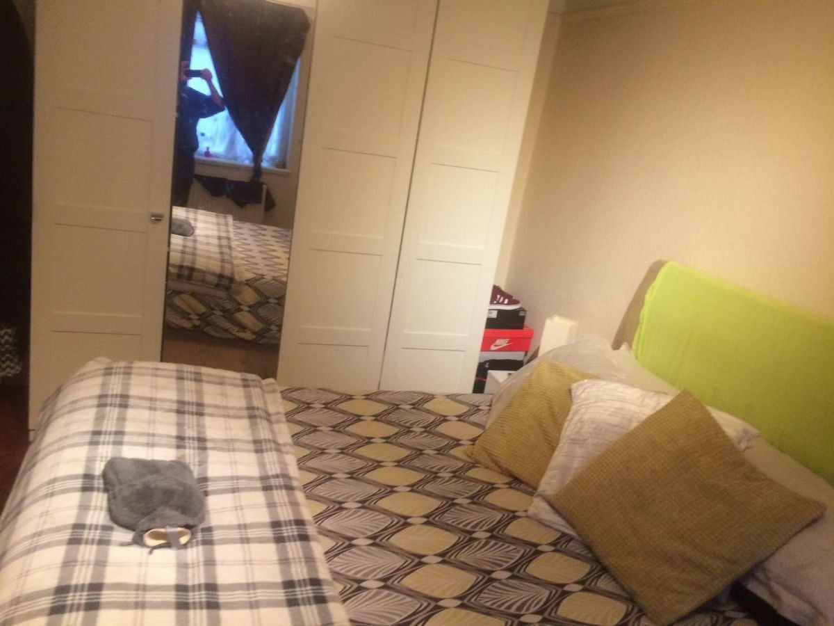 Room Hale Lane in Greater London