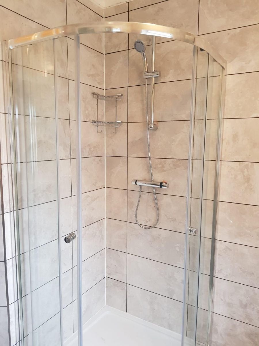 Room Hale Lane in Greater London