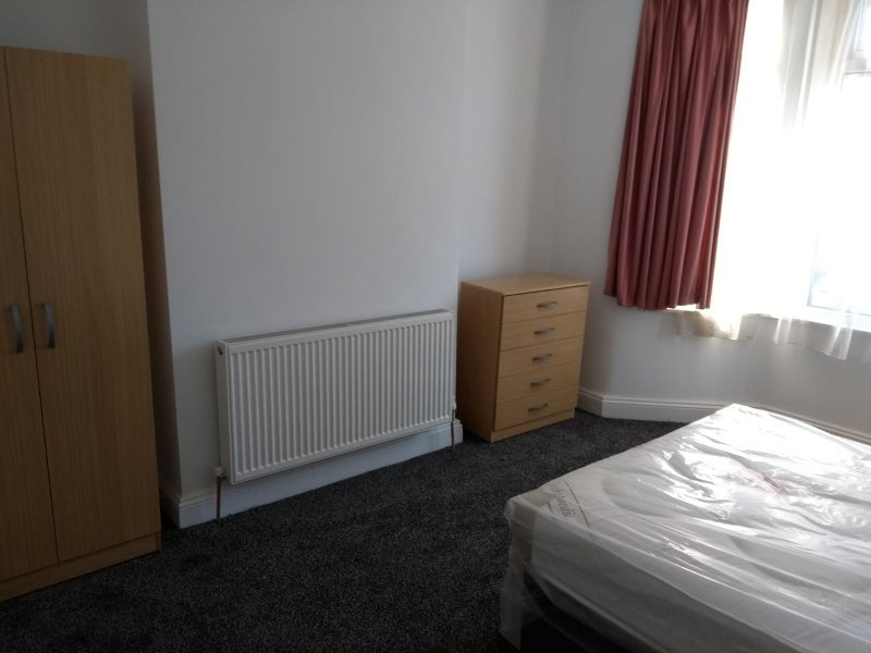 Room Dersingham Avenue in Greater London