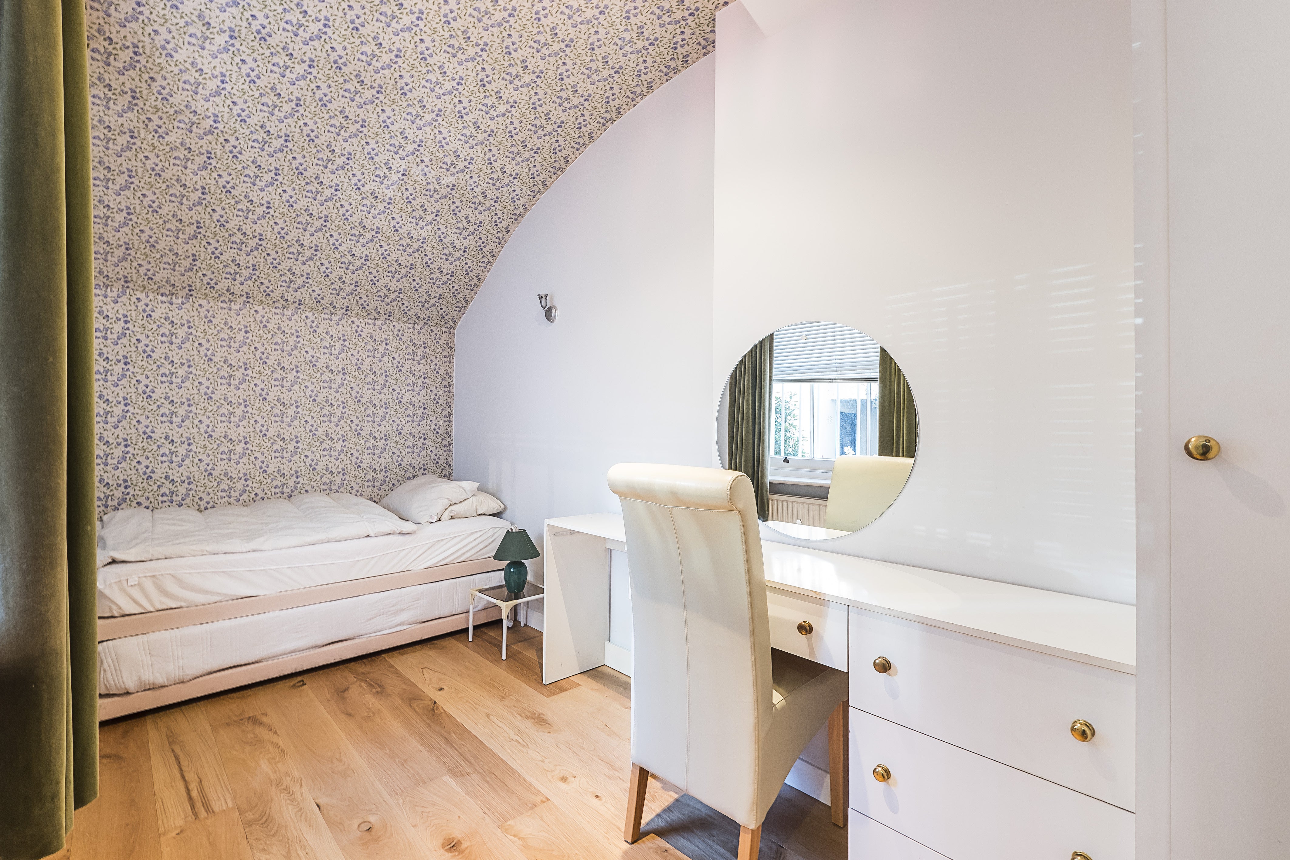 Flat Petersham Mews in Greater London