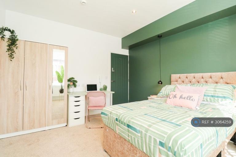 Room Glenfield Road in Leicester