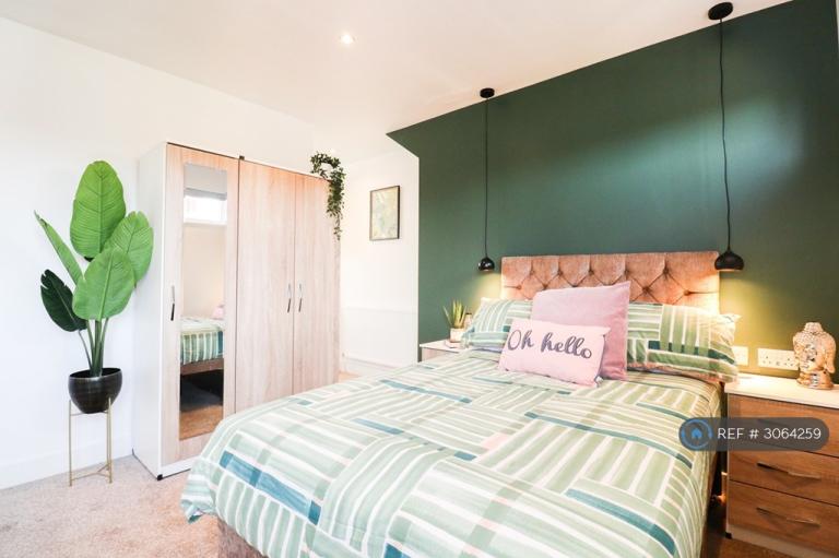 Room Glenfield Road in Leicester