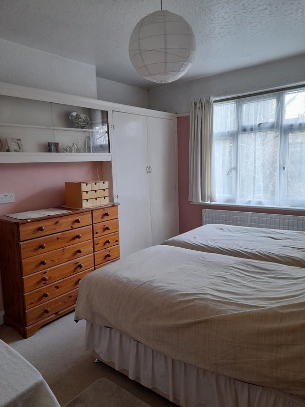 Room Chase Side Avenue in Greater London