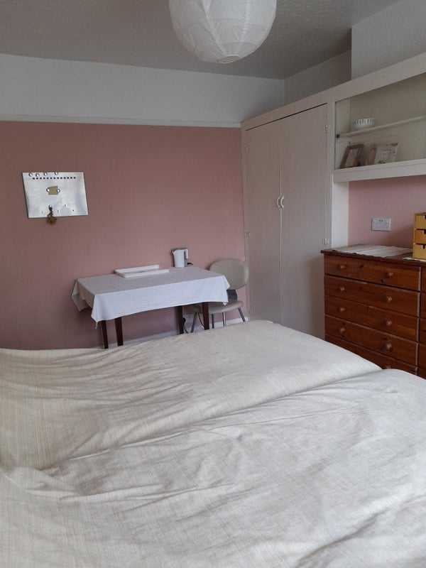 Room Chase Side Avenue in Greater London