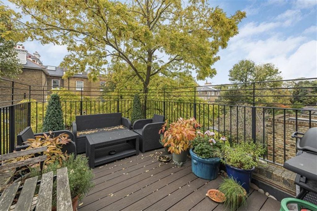 Flat Cathcart Road in Greater London