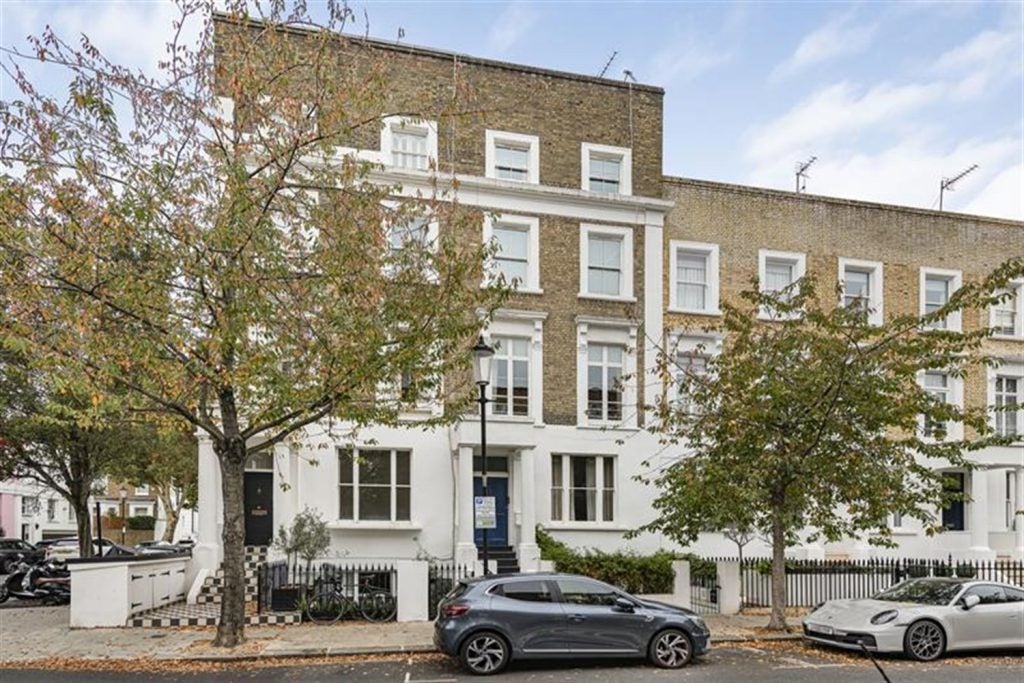 Flat Cathcart Road in Greater London
