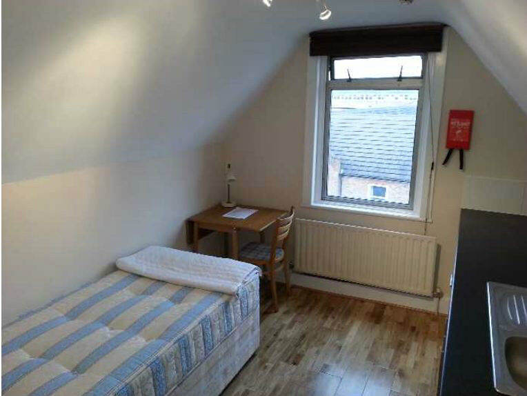Flat Malwood Road in Greater London