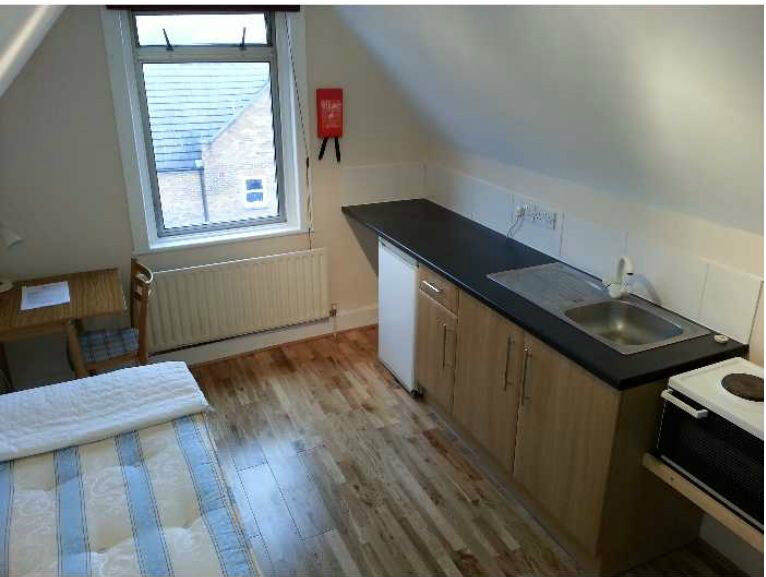 Flat Malwood Road in Greater London