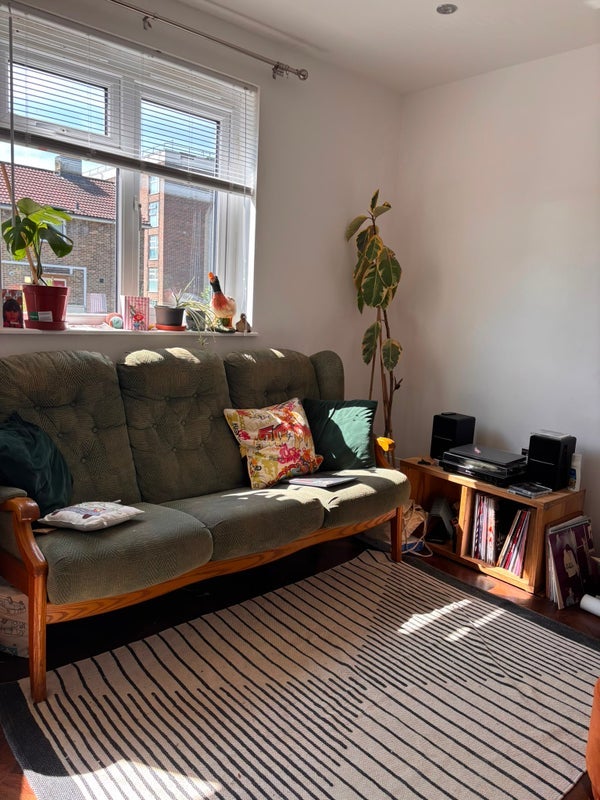 Room Lawrence Close in Greater London