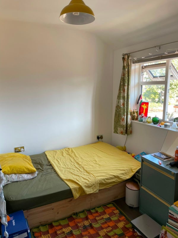 Room Lawrence Close in Greater London
