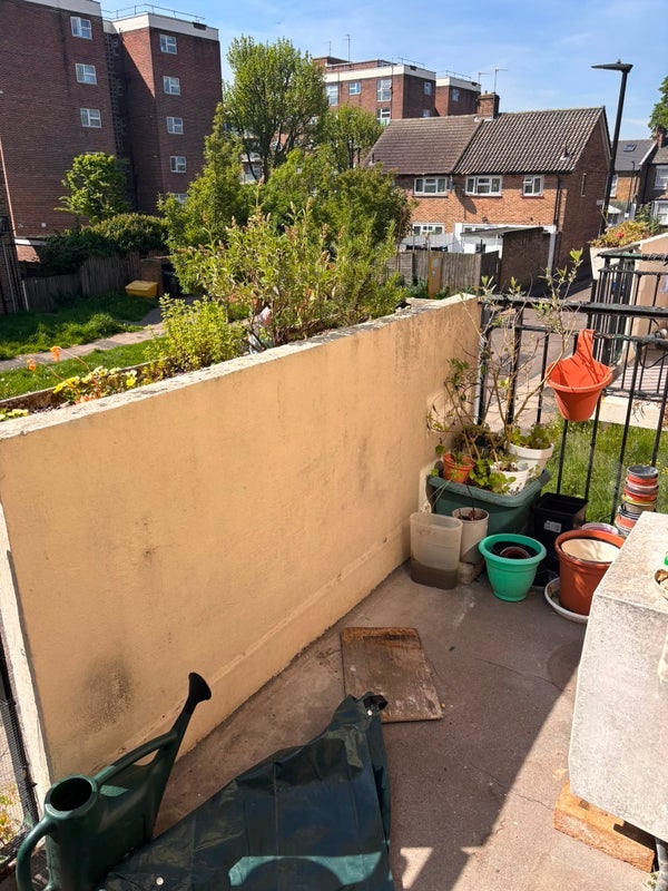 Room Lawrence Close in Greater London