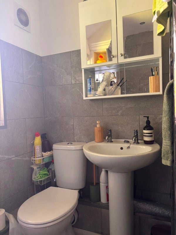 Room Lawrence Close in Greater London
