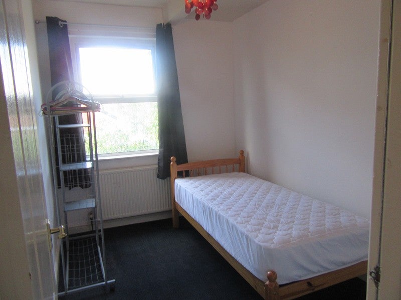 Flat Ayres Road in Manchester