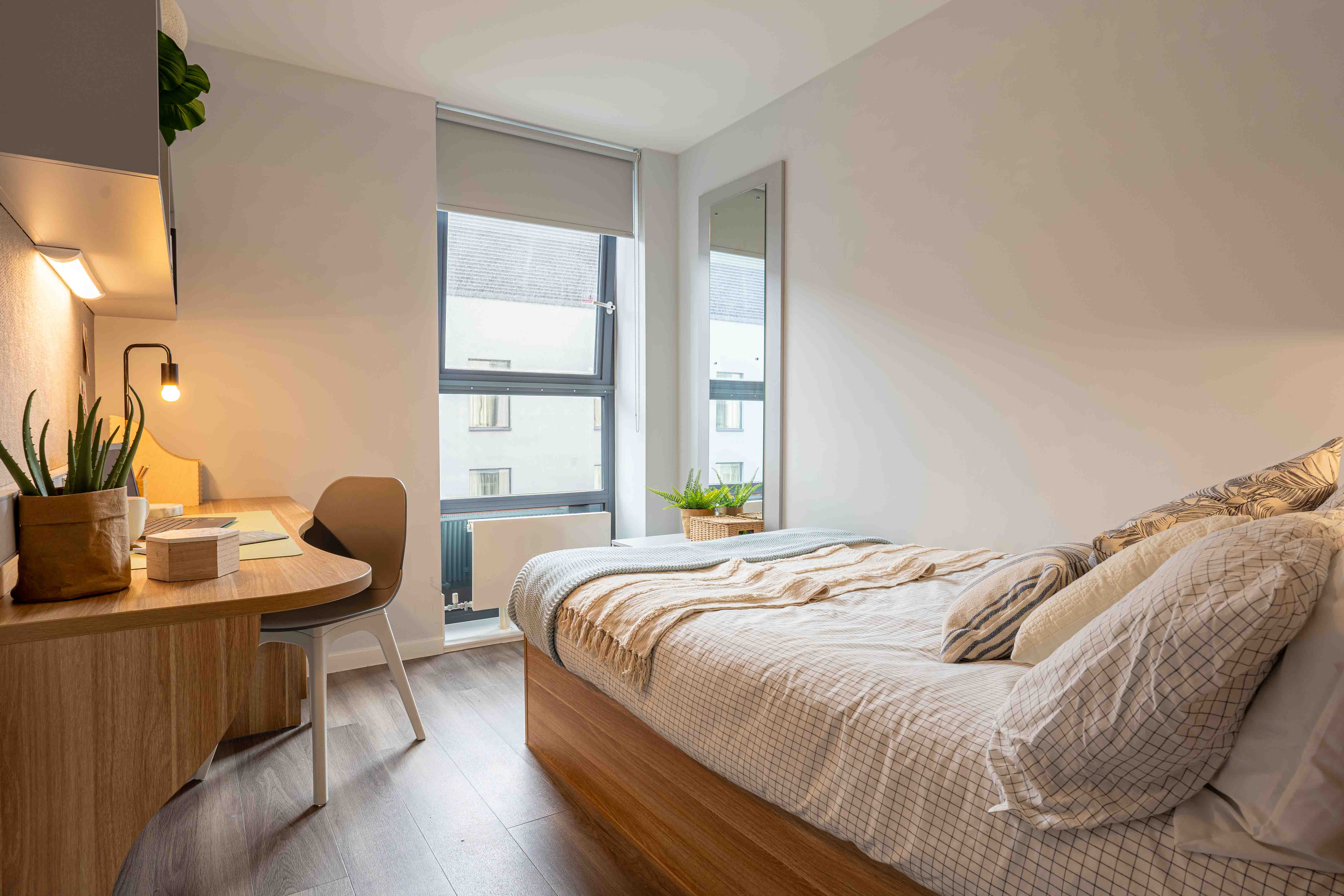 Room Lakeside Way in Greater London