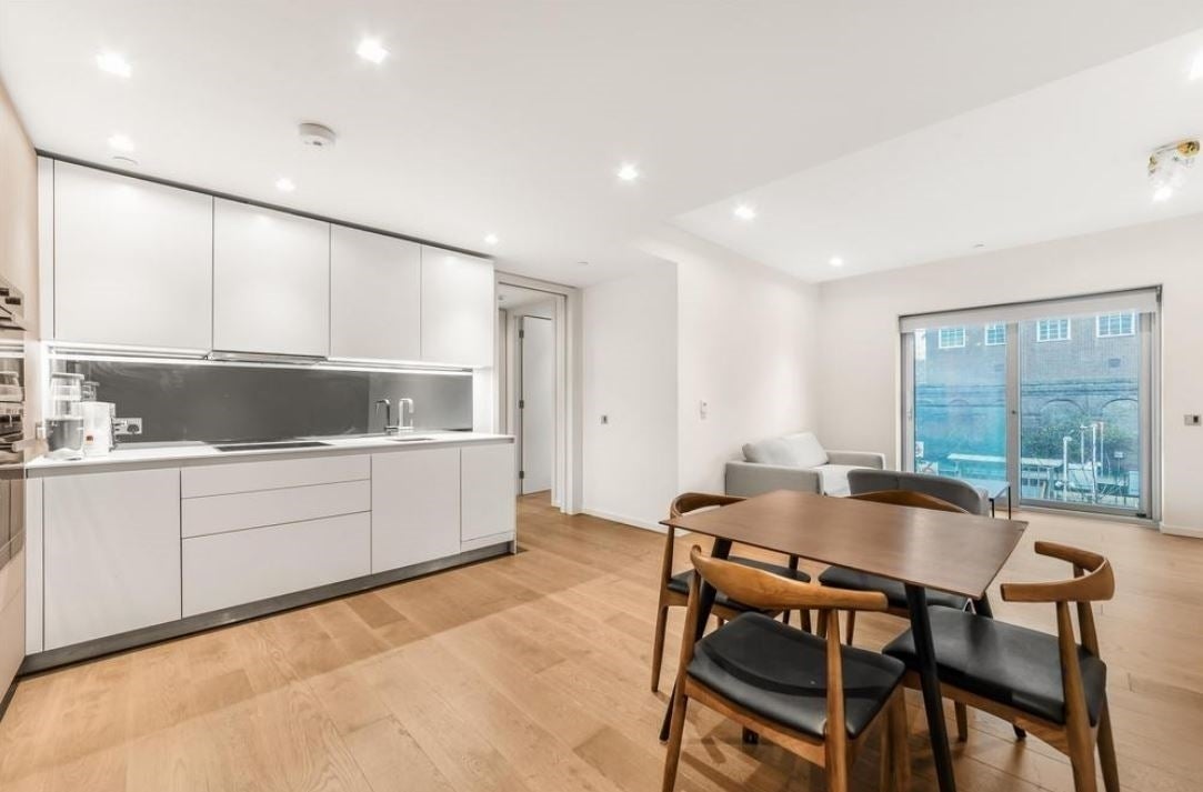 Flat Seagrave Road in Greater London
