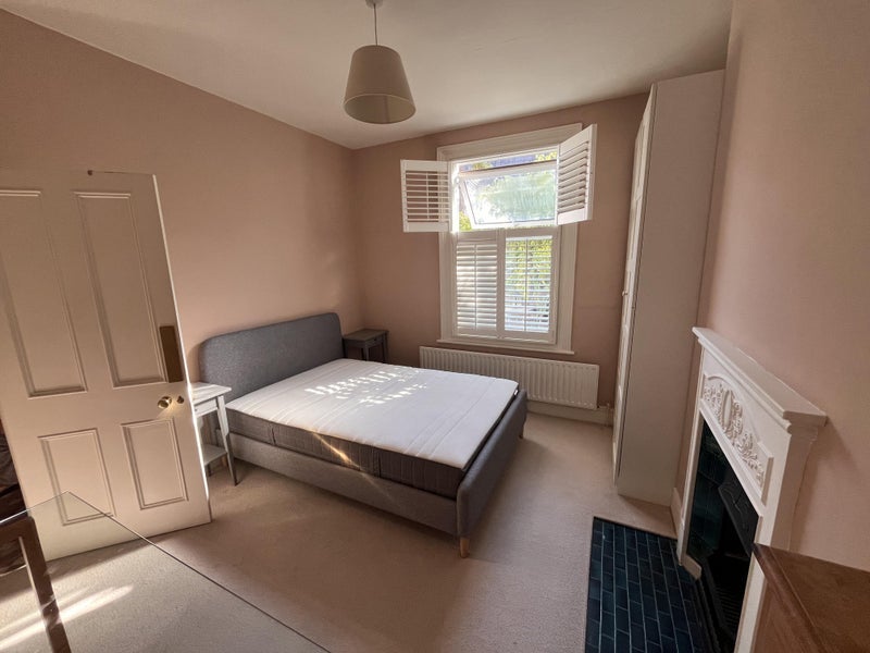 Room Mandrake Road in Greater London