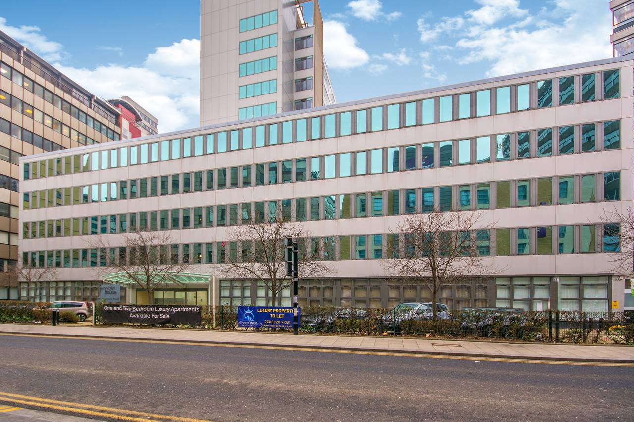 Flat Lansdowne Road in Greater London