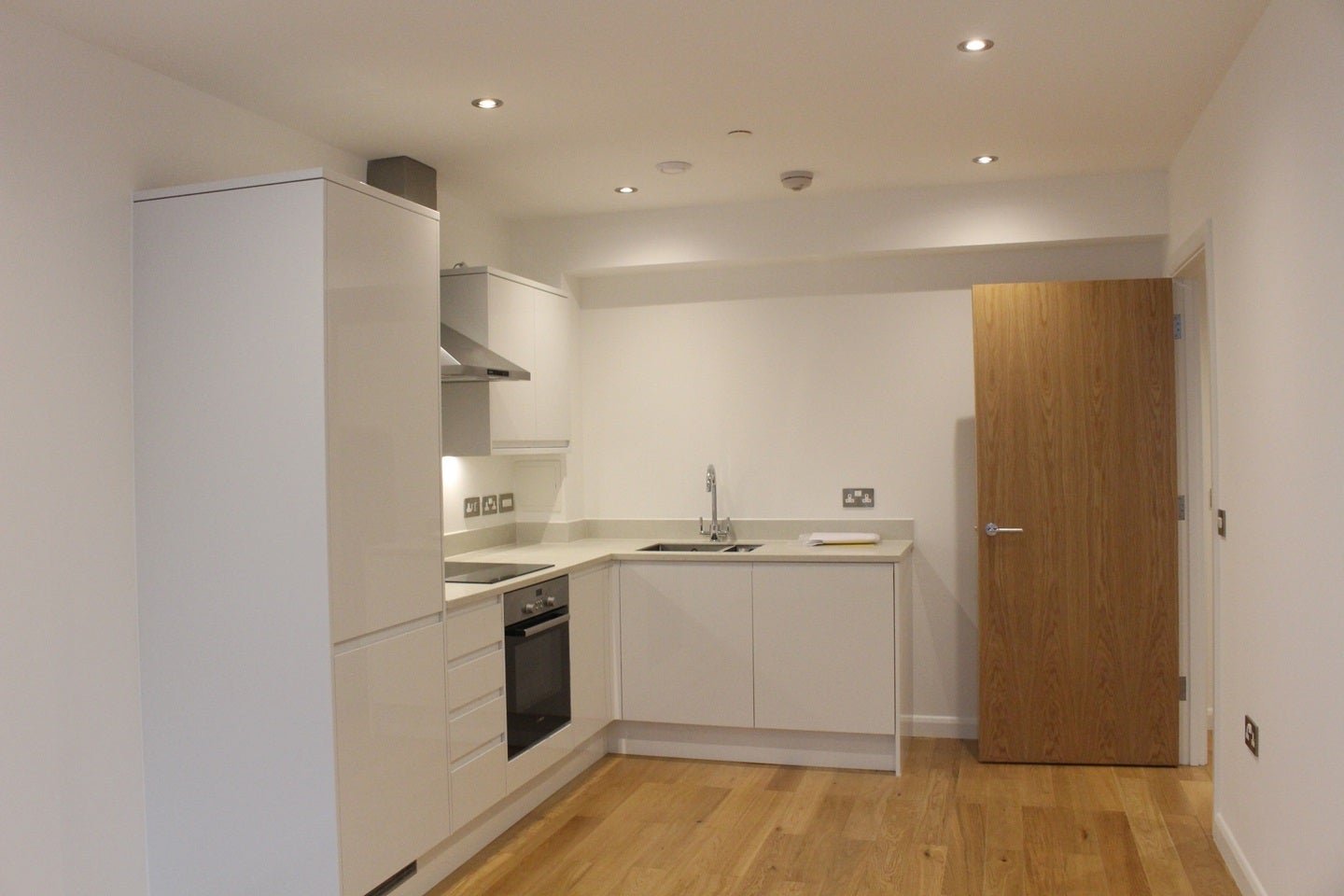 Flat Lansdowne Road in Greater London