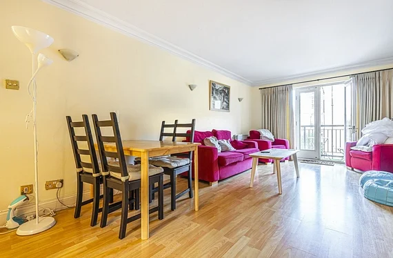 Flat Falmouth Road in London