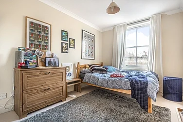 Flat Falmouth Road in London