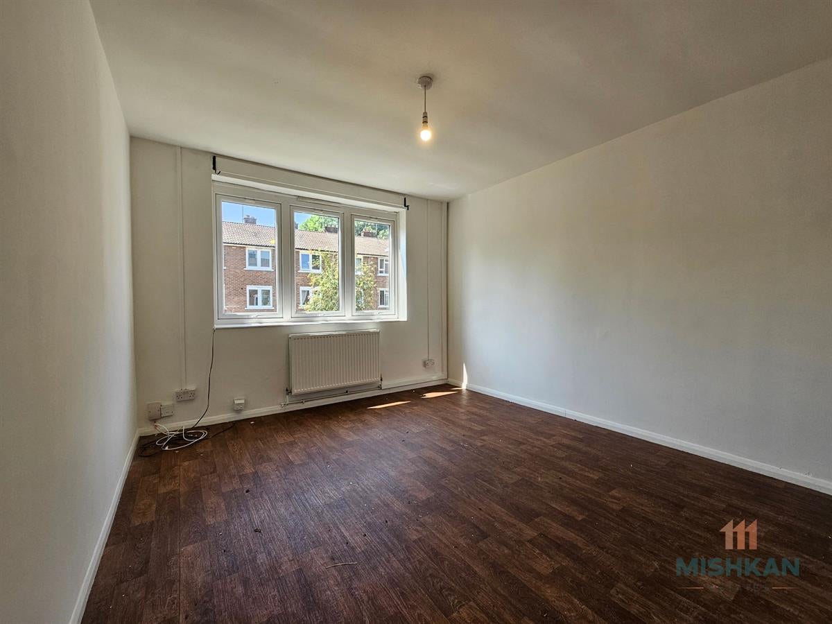 Flat Cheviot Close in Salford