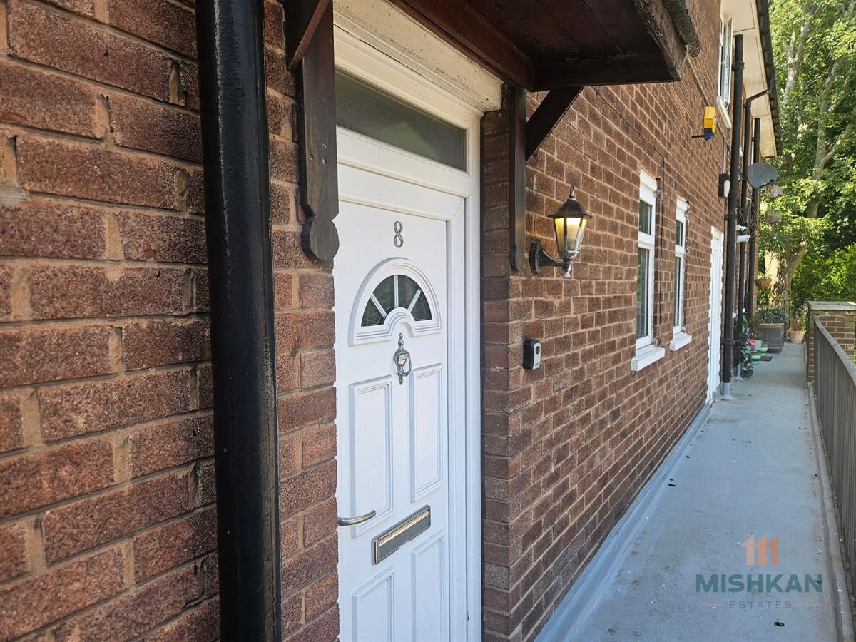 Flat Cheviot Close in Salford