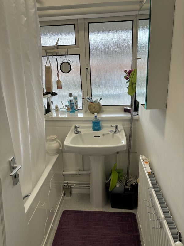 Room Gales Drive in Crawley