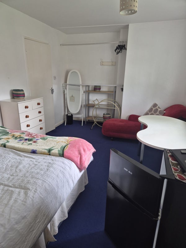 Room Gales Drive in Crawley