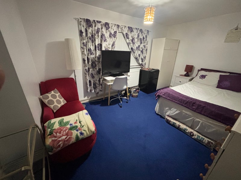 Room Gales Drive in Crawley