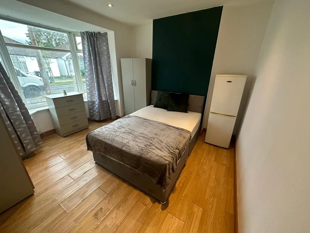 Room Beaumont Avenue in Greater London