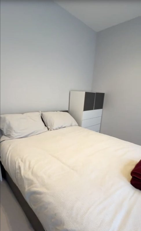 Room Earlsfield Road in Greater London